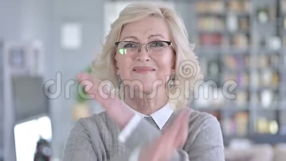 老妇人用手手势说不的肖像视频的预览图