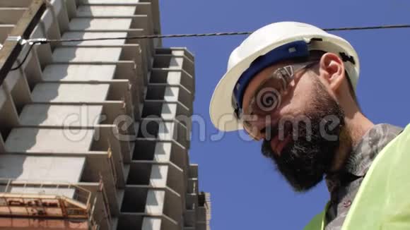 施工工长在安全帽附近的一栋高层建筑施工现场4千克视频的预览图