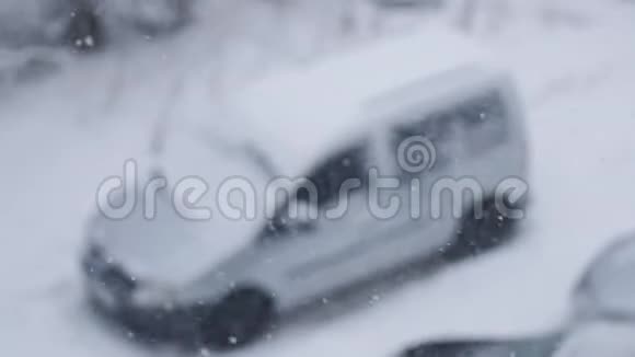 冬天下雪院子里积雪的汽车视频的预览图