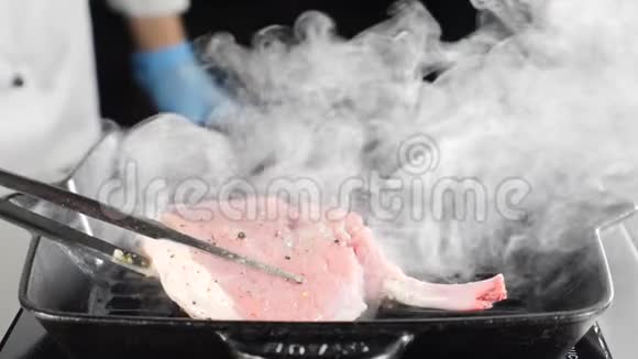 慢动作的食物视频烧烤牛排关闭用火钳在烤肉上烹煮牛肉或猪肉视频的预览图