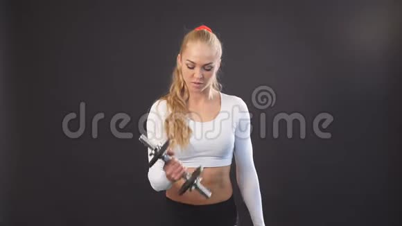 运动型美女用哑铃做健身运动视频的预览图