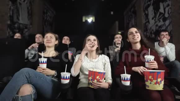 三个漂亮的女朋友正在看一部可怕的电影中间女人的反应是震惊视频的预览图