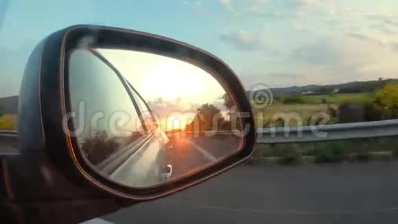汽车侧镜的日落景色视频的预览图