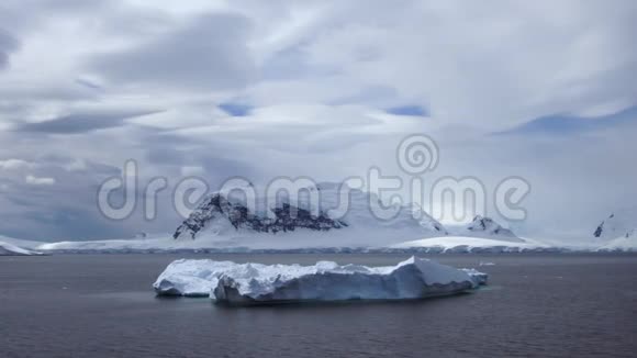 漂浮在南极洲的大型冰山视频的预览图