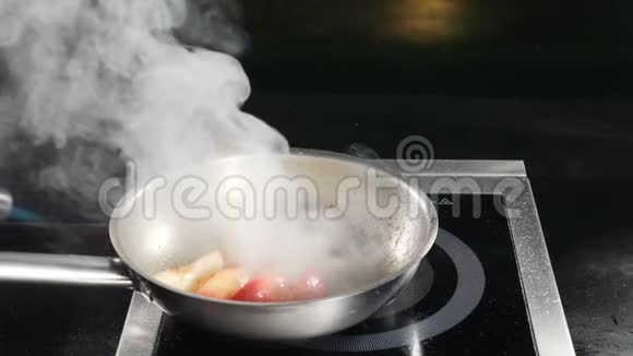 水果用焦糖在煎锅里煎特写慢动作加糖浆的果汁桃子和香蕉煎视频的预览图