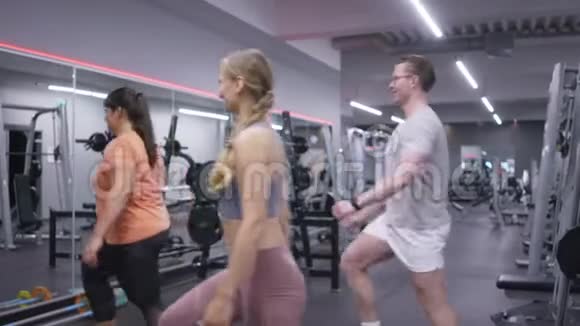 健身馆里的健身者做步操视频的预览图