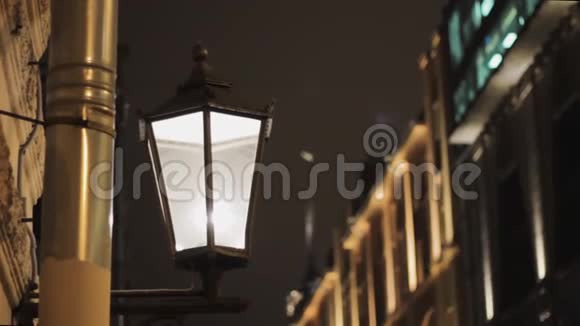 复古壁灯城市建筑老化历史街灯照明视频的预览图
