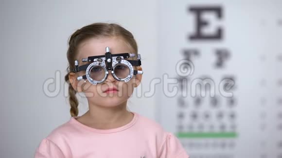 儿童戴特殊眼镜闭眼检查视力散光诊断视频的预览图