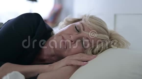生病的老妇人睡觉时咳嗽视频的预览图