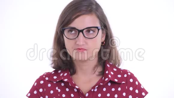 压力大的女人戴着眼镜看着无聊和疲惫视频的预览图