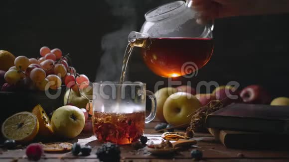家中有香草和浆果的热茶视频的预览图