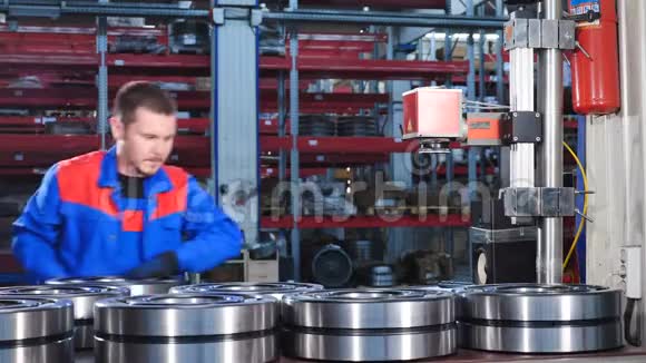 轴承厂穿蓝色制服的男工机械装配轴承行业理念一名合格的雇员视频的预览图