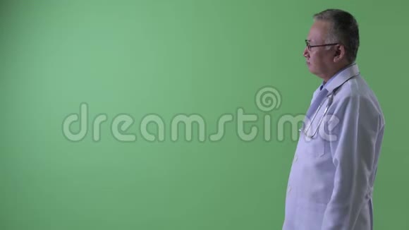 幸福成熟的日本男子医生的侧写视频的预览图