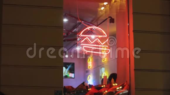 汉堡霓虹灯展示咖啡馆的窗户在墙上签名签名设计视频的预览图