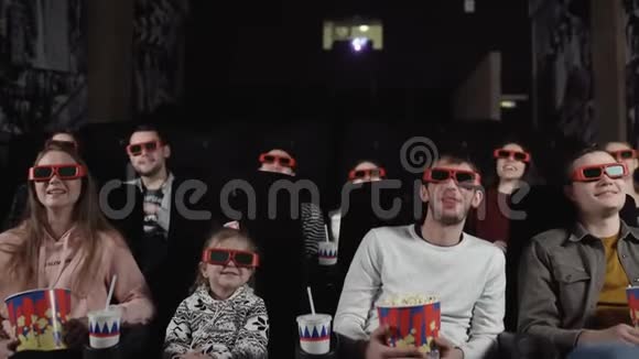 年轻人在电影院看电影3D喜剧视频的预览图