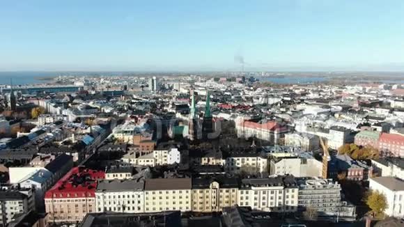 赫尔辛基圣约翰教堂赫尔辛基城市鸟瞰图视频的预览图