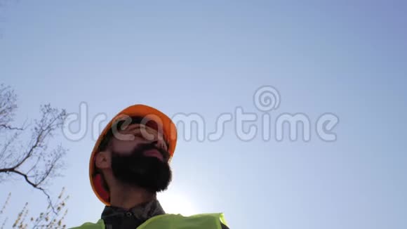 施工经理戴着头盔胡子和胡子站在蓝天上4千克视频的预览图