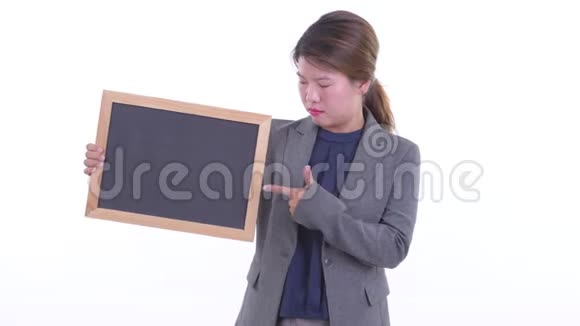 年轻的亚洲女商人扶着黑板竖起大拇指视频的预览图