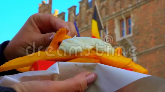 手拿薯条蘸上美味的酱汁视频的预览图
