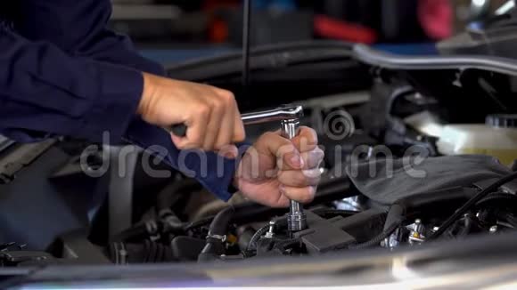 手用扳手修理发动机汽车维修视频的预览图