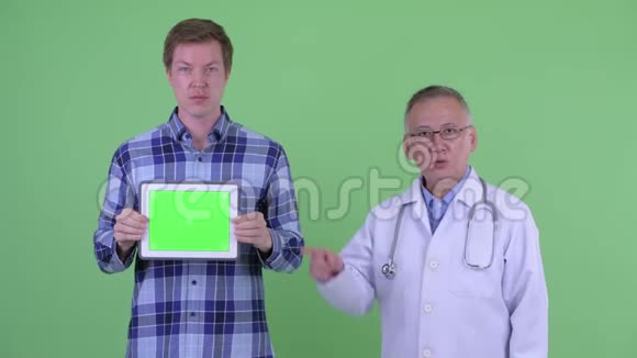 愤怒的日本男子医生带着年轻人展示数字平板电脑抱怨视频的预览图