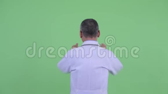 快乐成熟的日本男子医生举起拳头的后视图视频的预览图