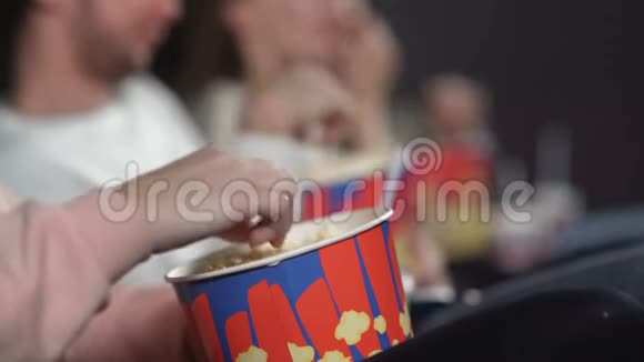 在电影院看电影的朋友喝可乐吃爆米花视频的预览图