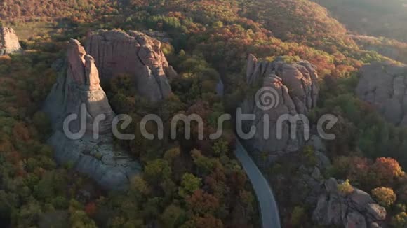 保加利亚Belogradchik岩石的乡村公路视频的预览图