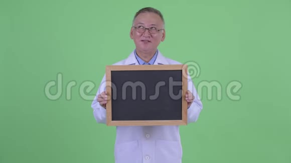 快乐成熟的日本男医生拿着黑板思考视频的预览图