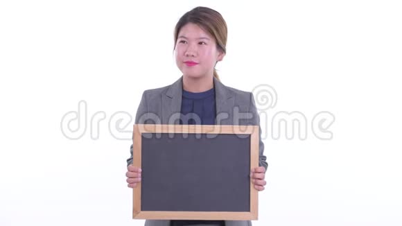 快乐年轻的亚洲商人拿着黑板思考视频的预览图