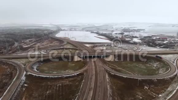 在冬季十字路口移动的汽车和卡车的空中射击是一个大的道路交叉口无人驾驶车辆在视频的预览图