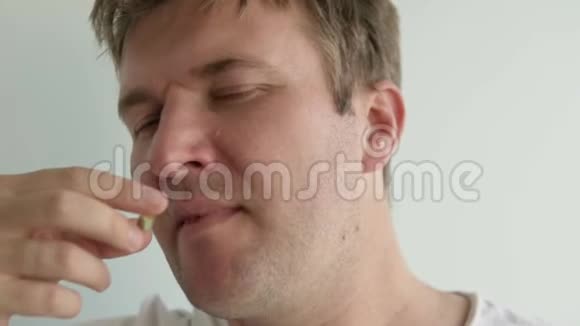 一个人吃了一颗白药丸然后用水喝视频的预览图