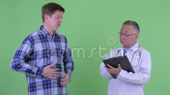 成熟的日本男医生带着年轻人去胃疼视频的预览图