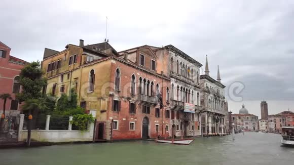 意大利威尼斯2019年5月全景美丽的古房子矗立在水面上澳大利亚大运河大使馆慢慢慢慢视频的预览图