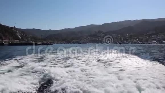 离开卡特琳娜岛港口的摩托艇视频的预览图