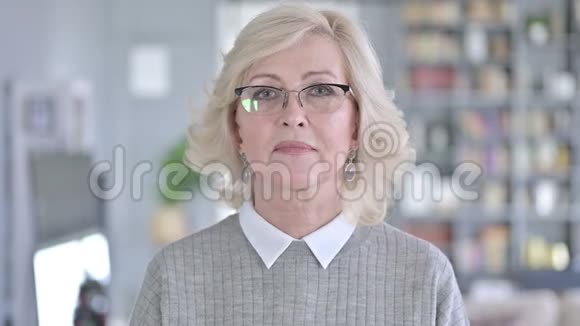 愤怒的老女人对失败的反应视频的预览图