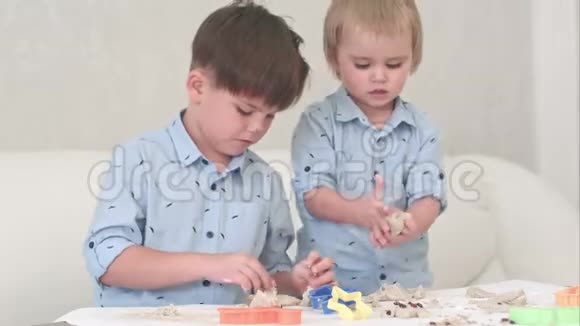 两个小孩玩面团学习如何烘焙视频的预览图