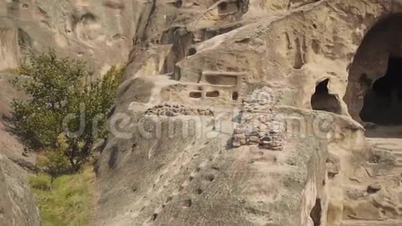 古城的景观是在岩石上雕刻而成的古代人居住的洞穴视频的预览图