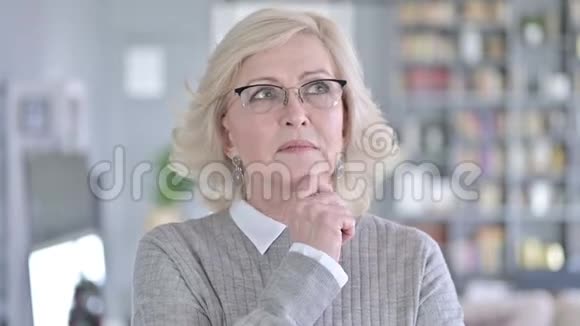 体贴的老妇人思考的肖像视频的预览图