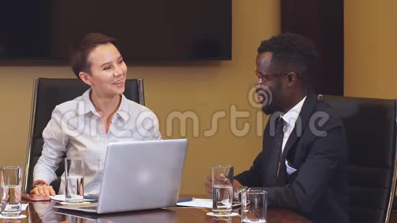 微笑女经理与她的美国商业伙伴谈判视频的预览图