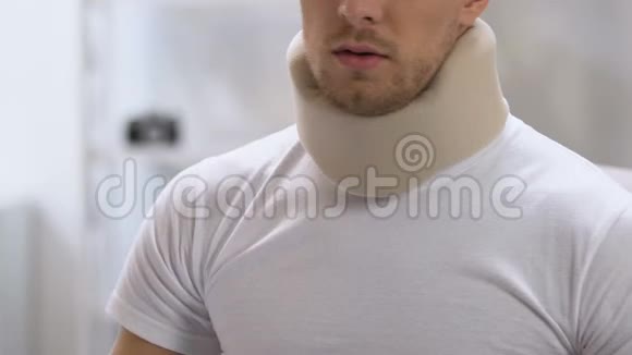 男性颈部有泡沫感背痛外伤后有问题视频的预览图