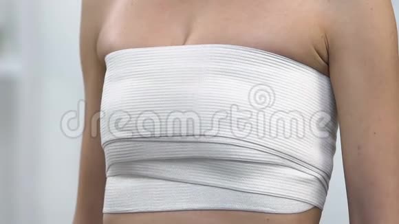 女人裹着弹性的乳房触摸胸部痛苦的外科缝合视频的预览图