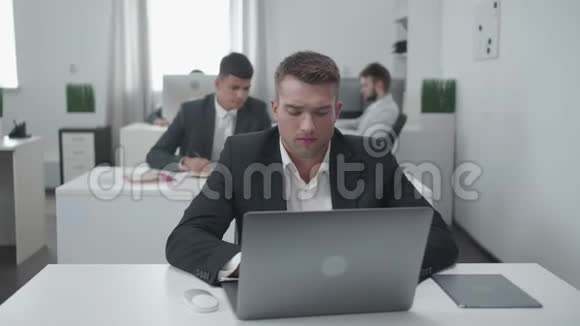 平日在办公室男人在笔记本电脑前工作视频的预览图
