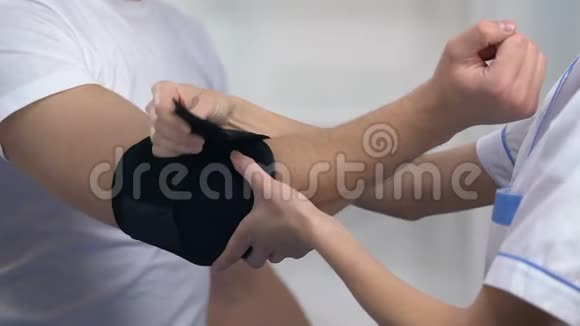 女医生应用肘垫矫形器减轻关节炎疼痛症状视频的预览图