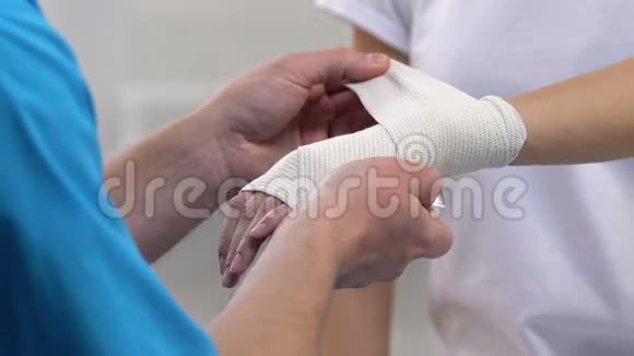外伤医生给女性患者做手腕弹力包关节炎视频的预览图