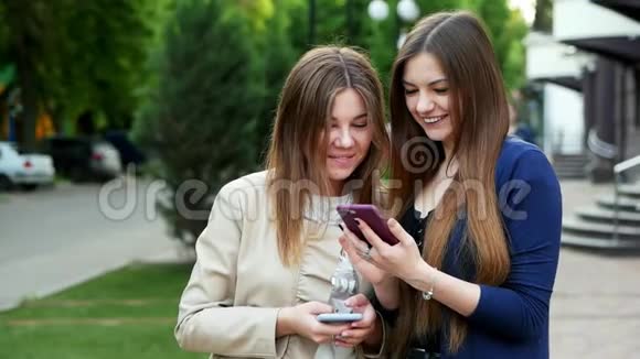 竞争女朋友用智能手机看照片游戏申请网上购物视频的预览图