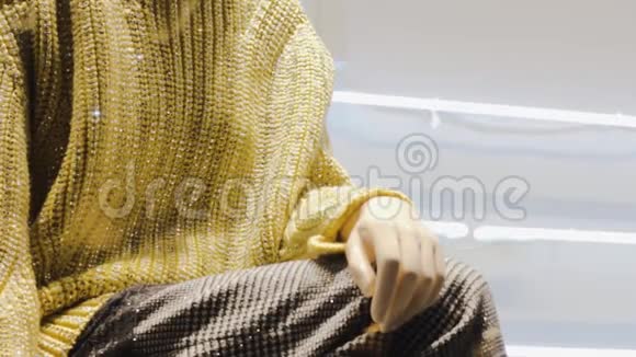穿金色毛衣的女模特时尚奢侈服装视频的预览图