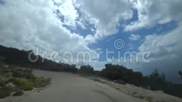 在陡峭的山路上开车从车上可以看到狭窄的危险道路视频的预览图