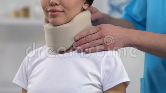 医生将女性患者的泡沫颈项圈涂于颈部舒适药物视频的预览图