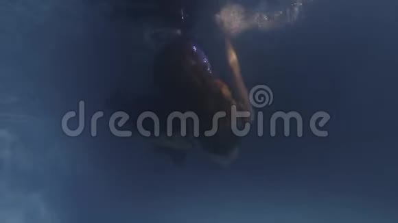 从水下看一个化妆着裙子的年轻女子游泳4k视频的预览图